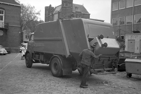 811250 Afbeelding van een vuilnisauto voor grootvuil van de Gemeente Reiniging op het terrien van het AZU ...